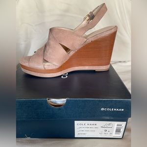 NIB Cole Haan Laci Suede Platform Wedge Sandal, Stone Taupe 9 $160